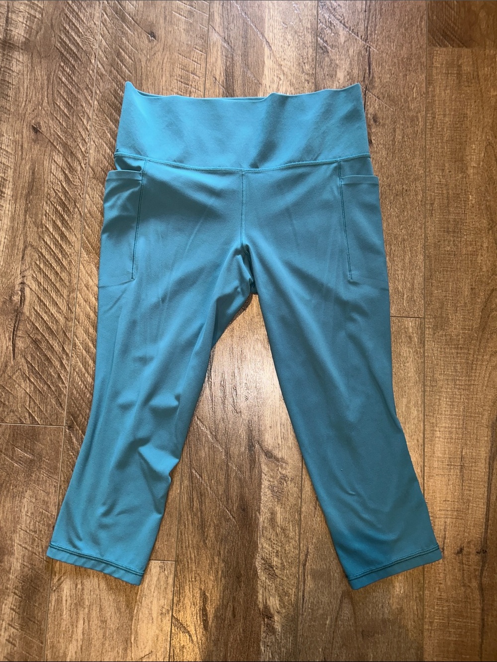 ATHLETA "SALUTATION STASH POCKET II" CAPRI SIZE LARGE